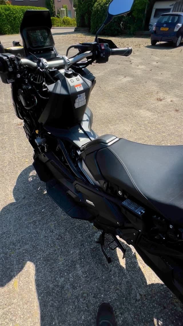 Stuur, dashboard en tank van een Honda X-ADV