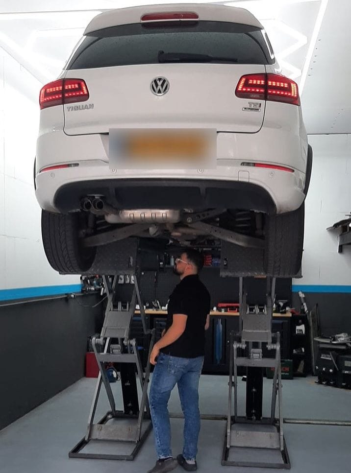 Volkswagen Tiguan op de hefbrug in de werkplaats van EMC Voertuigen